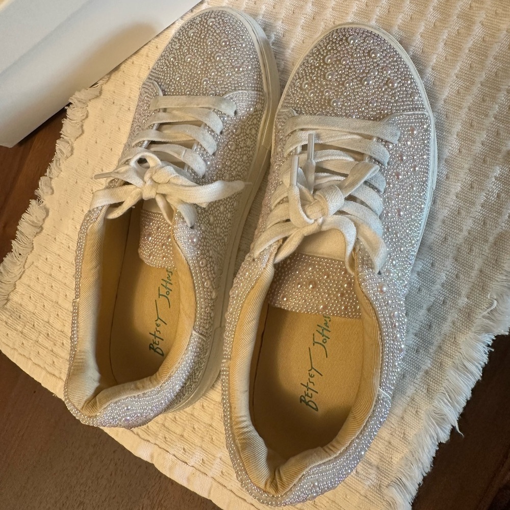 Betsey Johnson Women's Sidny Sneaker Pearl Size: 8 - Picture 5 of 8